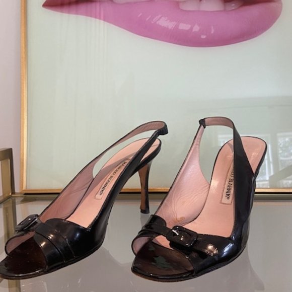 MANOLO BLAHNIK BLACK PATENT SLINGBACK OPEN TOE HEELS. SIZE 38.5/8.5 M - Picture 5 of 9